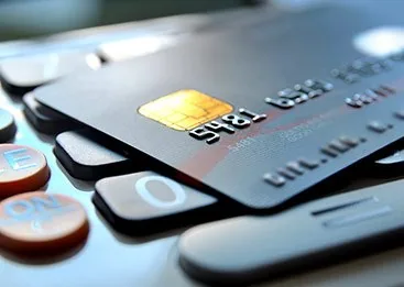 Tarjeta bancaria sobre un teclado, alusión a los pagos